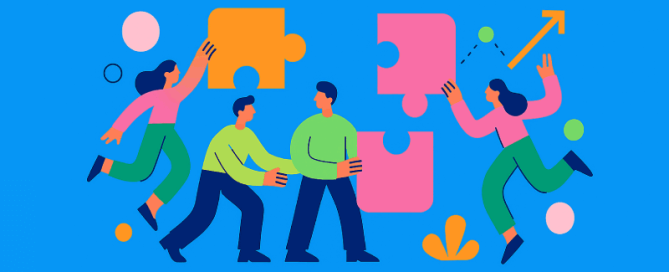 Vier gezichtloze cartoonpersonen die samenwerken om grote kleurrijke puzzelstukken in elkaar te zetten op een heldere blauwe achtergrond, wat teamwerk, samenwerking en probleemoplossing symboliseert.