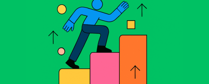 Een gestileerde illustratie van een blauw mensfiguur die omhoog klimt op kleurrijke blokvormige treden—geel, roze en oranje—tegen een felgroene achtergrond. Kleine geometrische vormen zweven eromheen, en zwarte pijlen omhoog benadrukken groei, vooruitgang en opwaartse beweging.